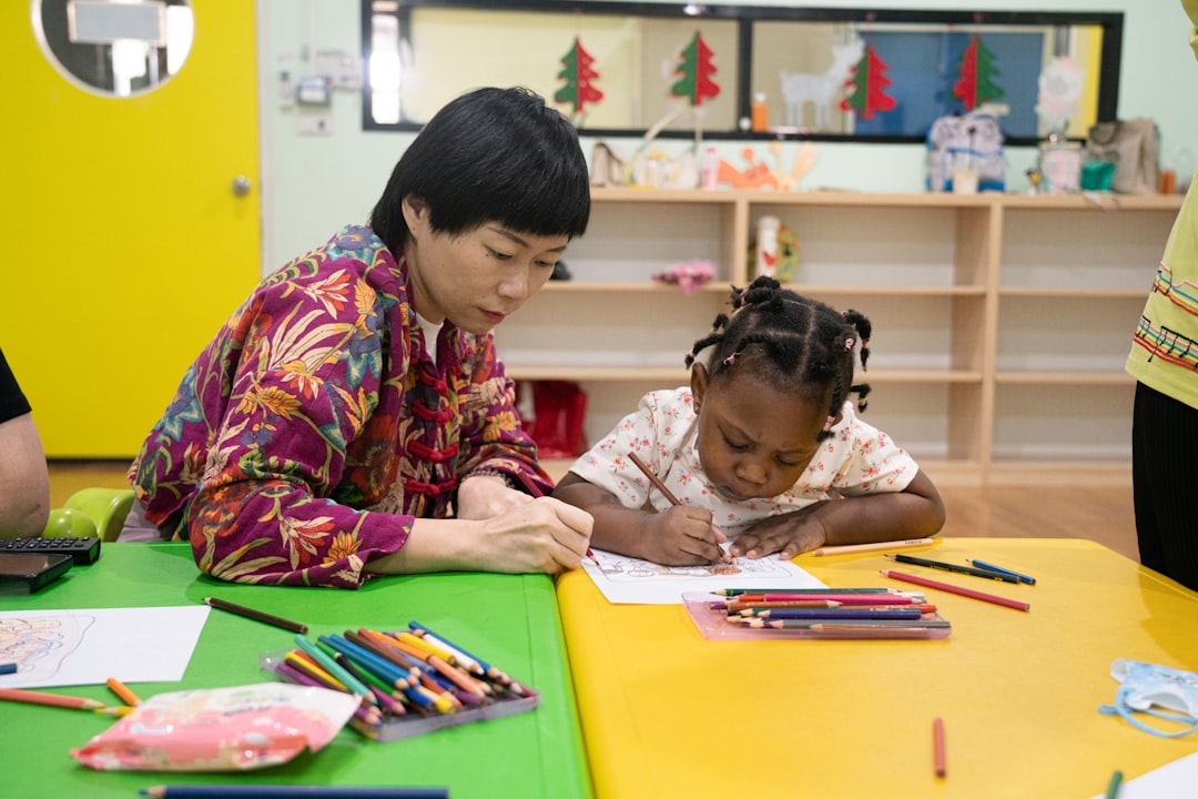 子どもが教室で工作活動を楽しむ様子