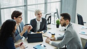 企業経営チームの会議風景 経営力と信頼
